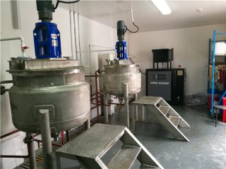 化工反應釜物料控溫 ±0.5度，用什么電加熱導熱油爐？